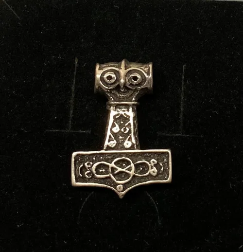 Vikingevedhæng i Sølv Thorshammer med Odins Ravn¨, ravne, hugin, munin, mjølner, thor, aser, guder, odin, museumssmykker, vedhæng, hammer, mytologi, vikingesmykker, fund, original, ægte, fund, sølv, gave, massiv, kvalitet, billig, flot, biti, ribe