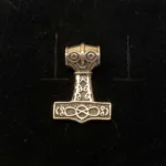 Vikingevedhæng i Sølv Thorshammer med Odins Ravn¨, ravne, hugin, munin, mjølner, thor, aser, guder, odin, museumssmykker, vedhæng, hammer, mytologi, vikingesmykker, fund, original, ægte, fund, sølv, gave, massiv, kvalitet, billig, flot, biti, ribe