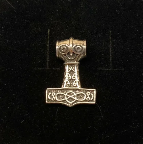 Vikingevedhæng i Sølv Thorshammer med Odins Ravn¨, ravne, hugin, munin, mjølner, thor, aser, guder, odin, museumssmykker, vedhæng, hammer, mytologi, vikingesmykker, fund, original, ægte, fund, sølv, gave, massiv, kvalitet, billig, flot, biti, ribe