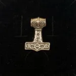Vikingevedhæng i Sølv Thorshammer med Odins Ravn¨, ravne, hugin, munin, mjølner, thor, aser, guder, odin, museumssmykker, vedhæng, hammer, mytologi, vikingesmykker, fund, original, ægte, fund, sølv, gave, massiv, kvalitet, billig, flot, biti, ribe