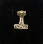 Vikingevedhæng i Sølv Thorshammer med Odins Ravn¨, ravne, hugin, munin, mjølner, thor, aser, guder, odin, museumssmykker, vedhæng, hammer, mytologi, vikingesmykker, fund, original, ægte, fund, sølv, gave, massiv, kvalitet, billig, flot, biti, ribe