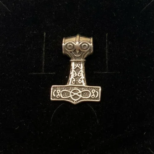 Vikingevedhæng i Sølv Thorshammer med Odins Ravn¨, ravne, hugin, munin, mjølner, thor, aser, guder, odin, museumssmykker, vedhæng, hammer, mytologi, vikingesmykker, fund, original, ægte, fund, sølv, gave, massiv, kvalitet, billig, flot, biti, ribe