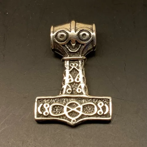 Vikingevedhæng i Sølv Thorshammer med Odins Ravn¨, ravne, hugin, munin, mjølner, thor, aser, guder, odin, museumssmykker, vedhæng, hammer, mytologi, vikingesmykker, fund, original, ægte, fund, sølv, gave, massiv, kvalitet, billig, flot, biti, ribe