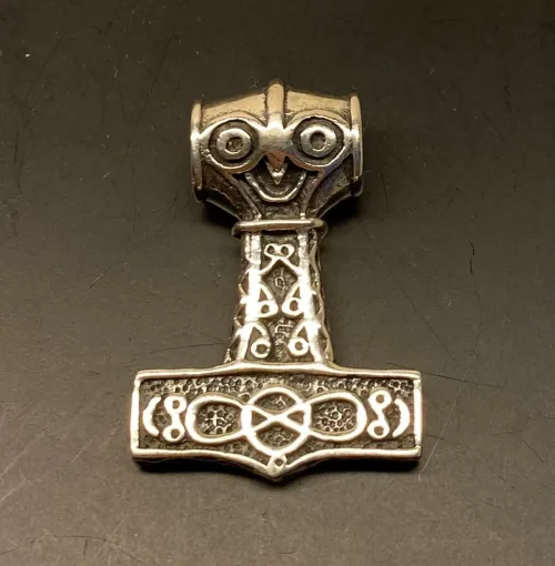 Vikingevedhæng i Sølv Thorshammer med Odins Ravn¨, ravne, hugin, munin, mjølner, thor, aser, guder, odin, museumssmykker, vedhæng, hammer, mytologi, vikingesmykker, fund, original, ægte, fund, sølv, gave, massiv, kvalitet, billig, flot, biti, ribe