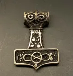 Vikingevedhæng i Sølv Thorshammer med Odins Ravn¨, ravne, hugin, munin, mjølner, thor, aser, guder, odin, museumssmykker, vedhæng, hammer, mytologi, vikingesmykker, fund, original, ægte, fund, sølv, gave, massiv, kvalitet, billig, flot, biti, ribe
