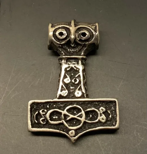 Vikingevedhæng i Sølv Thorshammer med Odins Ravn¨, ravne, hugin, munin, mjølner, thor, aser, guder, odin, museumssmykker, vedhæng, hammer, mytologi, vikingesmykker, fund, original, ægte, fund, sølv, gave, massiv, kvalitet, billig, flot, biti, ribe
