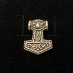 Vikingevedhæng i Sølv- Thorshammer med Ravn. hugin, munin, odin, aser, asatro, guder, nordisk, mytologi, hammer, sølv, original, ægte, smykke, vikingesmykker, museumssmykker, fund, maskulint, gave, mænd, dreng, herresmykker, flot, billigt, kvalitet, kraftig, gediegnt, biti, ribe