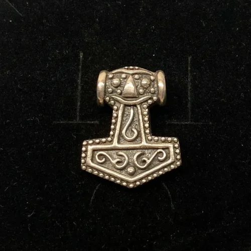 Vikingevedhæng i Sølv- Thorshammer med Ravn. hugin, munin, odin, aser, asatro, guder, nordisk, mytologi, hammer, sølv, original, ægte, smykke, vikingesmykker, museumssmykker, fund, maskulint, gave, mænd, dreng, herresmykker, flot, billigt, kvalitet, kraftig, gediegnt, biti, ribe
