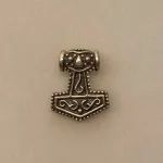 Vikingevedhæng i Sølv- Thorshammer med Ravn. hugin, munin, odin, aser, asatro, guder, nordisk, mytologi, hammer, sølv, original, ægte, smykke, vikingesmykker, museumssmykker, fund, maskulint, gave, mænd, dreng, herresmykker, flot, billigt, kvalitet, kraftig, gediegnt, biti, ribe