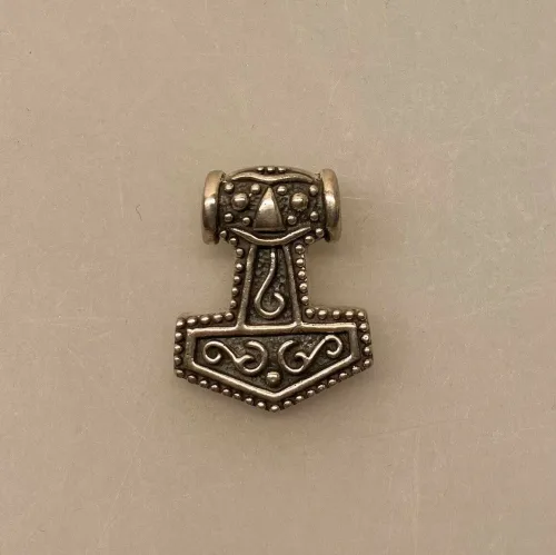 Vikingevedhæng i Sølv- Thorshammer med Ravn. hugin, munin, odin, aser, asatro, guder, nordisk, mytologi, hammer, sølv, original, ægte, smykke, vikingesmykker, museumssmykker, fund, maskulint, gave, mænd, dreng, herresmykker, flot, billigt, kvalitet, kraftig, gediegnt, biti, ribe