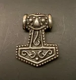 Vikingevedhæng i Sølv- Thorshammer med Ravn. hugin, munin, odin, aser, asatro, guder, nordisk, mytologi, hammer, sølv, original, ægte, smykke, vikingesmykker, museumssmykker, fund, maskulint, gave, mænd, dreng, herresmykker, flot, billigt, kvalitet, kraftig, gediegnt, biti, ribe