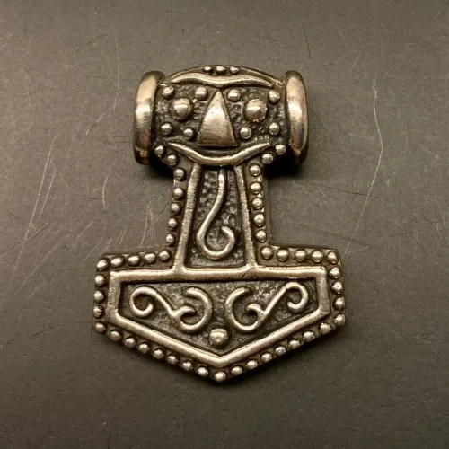Vikingevedhæng i Sølv- Thorshammer med Ravn. hugin, munin, odin, aser, asatro, guder, nordisk, mytologi, hammer, sølv, original, ægte, smykke, vikingesmykker, museumssmykker, fund, maskulint, gave, mænd, dreng, herresmykker, flot, billigt, kvalitet, kraftig, gediegnt, biti, ribe