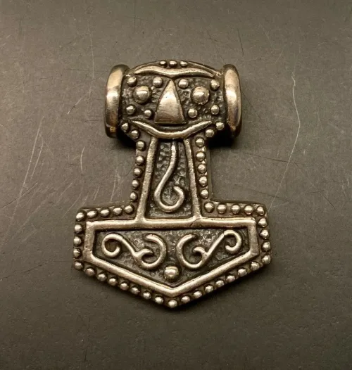 Vikingevedhæng i Sølv- Thorshammer med Ravn. hugin, munin, odin, aser, asatro, guder, nordisk, mytologi, hammer, sølv, original, ægte, smykke, vikingesmykker, museumssmykker, fund, maskulint, gave, mænd, dreng, herresmykker, flot, billigt, kvalitet, kraftig, gediegnt, biti, ribe