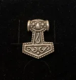 Vikingevedhæng i Sølv- Thorshammer med Ravn. hugin, munin, odin, aser, asatro, guder, nordisk, mytologi, hammer, sølv, original, ægte, smykke, vikingesmykker, museumssmykker, fund, maskulint, gave, mænd, dreng, herresmykker, flot, billigt, kvalitet, kraftig, gediegnt, biti, ribe