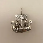 Vikingevedhæng i Sølv - Vikingeskib med Folk, skib, vikingeskib, skridbladner, søfarende, søfolk, vikingesmykker, vedhæng, sølv, ægte, original, fund, kopi, museumssmykker, rustning, krigere, vikinger, biti, ribe, smykker, gave, gaveide, halssmykke