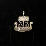 Vikingevedhæng i Sølv - Vikingeskib med Folk, skib, vikingeskib, skridbladner, søfarende, søfolk, vikingesmykker, vedhæng, sølv, ægte, original, fund, kopi, museumssmykker, rustning, krigere, vikinger, biti, ribe, smykker, gave, gaveide, halssmykke