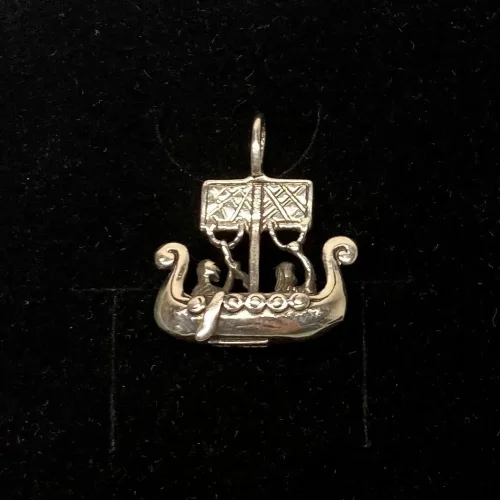 Vikingevedhæng i Sølv - Vikingeskib med Folk, skib, vikingeskib, skridbladner, søfarende, søfolk, vikingesmykker, vedhæng, sølv, ægte, original, fund, kopi, museumssmykker, rustning, krigere, vikinger, biti, ribe, smykker, gave, gaveide, halssmykke