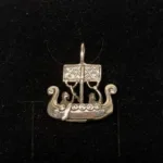Vikingevedhæng i Sølv - Vikingeskib med Folk, skib, vikingeskib, skridbladner, søfarende, søfolk, vikingesmykker, vedhæng, sølv, ægte, original, fund, kopi, museumssmykker, rustning, krigere, vikinger, biti, ribe, smykker, gave, gaveide, halssmykke