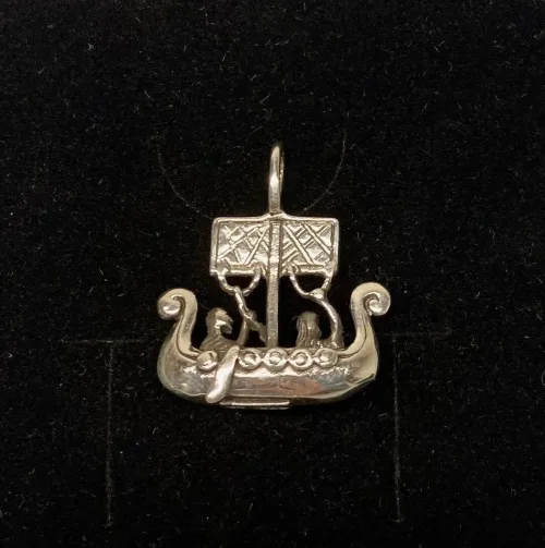 Vikingevedhæng i Sølv - Vikingeskib med Folk, skib, vikingeskib, skridbladner, søfarende, søfolk, vikingesmykker, vedhæng, sølv, ægte, original, fund, kopi, museumssmykker, rustning, krigere, vikinger, biti, ribe, smykker, gave, gaveide, halssmykke