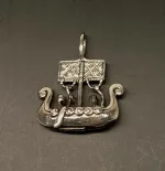 Vikingevedhæng i Sølv - Vikingeskib med Folk, skib, vikingeskib, skridbladner, søfarende, søfolk, vikingesmykker, vedhæng, sølv, ægte, original, fund, kopi, museumssmykker, rustning, krigere, vikinger, biti, ribe, smykker, gave, gaveide, halssmykke