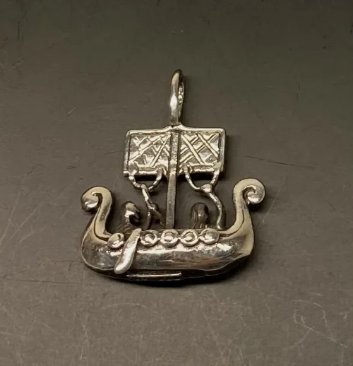 Vikingevedhæng i Sølv - Vikingeskib med Folk, skib, vikingeskib, skridbladner, søfarende, søfolk, vikingesmykker, vedhæng, sølv, ægte, original, fund, kopi, museumssmykker, rustning, krigere, vikinger, biti, ribe, smykker, gave, gaveide, halssmykke