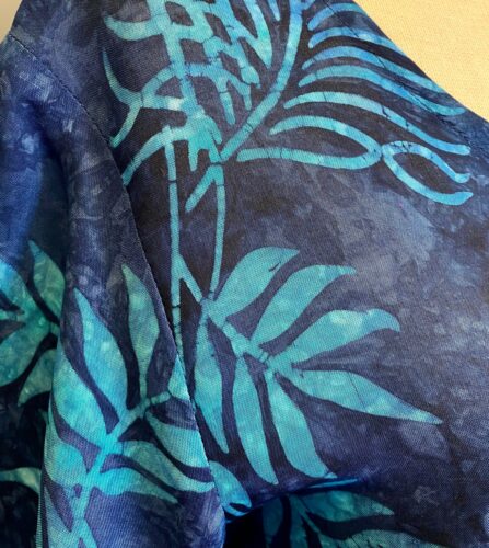 Batik Bluse Model 164 - Blade Mørkeblå, bluse, t-shirt, lille, smart, sporty, klassisk, stof, elegant, batik, tryk, farve, marine, blå, let, økologisk, natur, åndbar, silke, bomuld, viskose, rayon, biti, ribe, perlemorsknapper, kunst, fest,