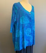 Batik Bluse Tama med Knapper - Blå, kongeblå, kobolt, cobolt, klar, løs, vidde, rummelig, lang, let, åndbar, natur, bomuld, viskose, batik, tryk, håndtrykt, holdbar, kvalitet, halvlange ærmer, skrå, asymmetrisk, store, størrelser, piger, curvy, biti, ribe