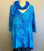 Batik Bluse Tama med Knapper - Blå, kongeblå, kobolt, cobolt, klar, løs, vidde, rummelig, lang, let, åndbar, natur, bomuld, viskose, batik, tryk, håndtrykt, holdbar, kvalitet, halvlange ærmer, skrå, asymmetrisk, store, størrelser, piger, curvy, biti, ribe