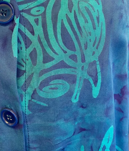 Batik Bluse Tama med Knapper - Blå, kongeblå, kobolt, cobolt, klar, løs, vidde, rummelig, lang, let, åndbar, natur, bomuld, viskose, batik, tryk, håndtrykt, holdbar, kvalitet, halvlange ærmer, skrå, asymmetrisk, store, størrelser, piger, curvy, biti, ribe