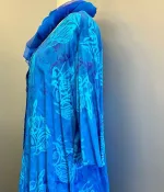 Batik Bluse Tama med Knapper - Blå, kongeblå, kobolt, cobolt, klar, løs, vidde, rummelig, lang, let, åndbar, natur, bomuld, viskose, batik, tryk, håndtrykt, holdbar, kvalitet, halvlange ærmer, skrå, asymmetrisk, store, størrelser, piger, curvy, biti, ribe