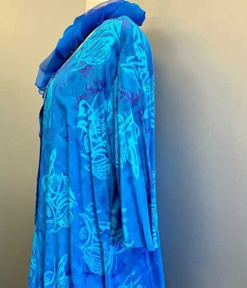 Batik Bluse Tama med Knapper - Blå, kongeblå, kobolt, cobolt, klar, løs, vidde, rummelig, lang, let, åndbar, natur, bomuld, viskose, batik, tryk, håndtrykt, holdbar, kvalitet, halvlange ærmer, skrå, asymmetrisk, store, størrelser, piger, curvy, biti, ribe