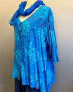 Batik Bluse Tama med Knapper - Blå, kongeblå, kobolt, cobolt, klar, løs, vidde, rummelig, lang, let, åndbar, natur, bomuld, viskose, batik, tryk, håndtrykt, holdbar, kvalitet, halvlange ærmer, skrå, asymmetrisk, store, størrelser, piger, curvy, biti, ribe