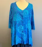 Batik Bluse Tama med Knapper - Blå, kongeblå, kobolt, cobolt, klar, løs, vidde, rummelig, lang, let, åndbar, natur, bomuld, viskose, batik, tryk, håndtrykt, holdbar, kvalitet, halvlange ærmer, skrå, asymmetrisk, store, størrelser, piger, curvy, biti, ribe