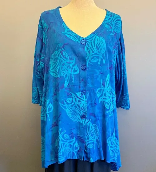 Batik Bluse Tama med Knapper - Blå, kongeblå, kobolt, cobolt, klar, løs, vidde, rummelig, lang, let, åndbar, natur, bomuld, viskose, batik, tryk, håndtrykt, holdbar, kvalitet, halvlange ærmer, skrå, asymmetrisk, store, størrelser, piger, curvy, biti, ribe