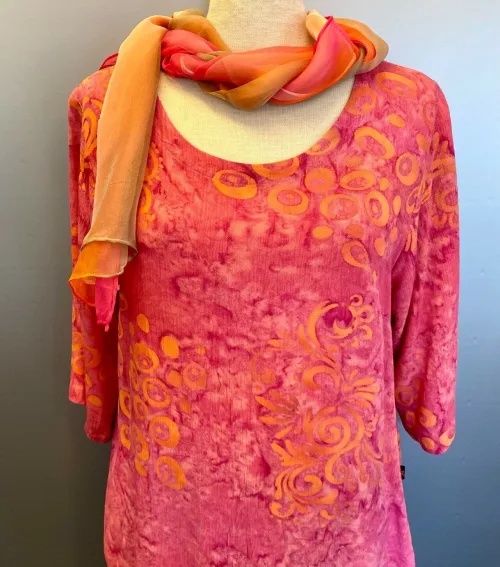 Batik Bluse - Top Puri Krummelurer Rosa Fersken, lyserød, rosa, langærmet, kort, slank smal, figursyet, lille, forårsbluse, sommerbluse, dametøj, bluse, festtøj, festbluse, konfirmation, barnedåb, klare farver, kolde farver, til gråt hår, specielt, batikfarvet, batikbluse, batiktryk, Diva, kvalitet, naturfibre, økologisk, åndbar, Biti, Ribe