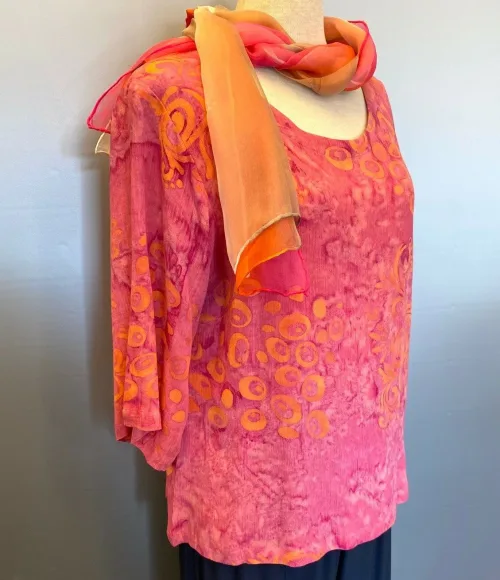 Batik Bluse - Top Puri Krummelurer Rosa Fersken, lyserød, rosa, langærmet, kort, slank smal, figursyet, lille, forårsbluse, sommerbluse, dametøj, bluse, festtøj, festbluse, konfirmation, barnedåb, klare farver, kolde farver, til gråt hår, specielt, batikfarvet, batikbluse, batiktryk, Diva, kvalitet, naturfibre, økologisk, åndbar, Biti, Ribe