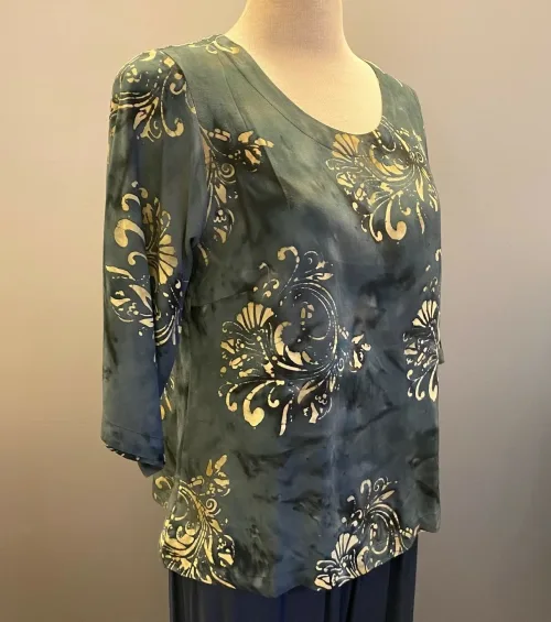 Batik Bluse - Top Purig Krummelurer Sort, bluse, glat, viskose, økologisk, bomuld, halvlange, ærmer, 3/4, kort, slank, lille, fiigursyet, timeglas, små, størrelser, grå, koks, sort, elegant, åndbar, speciel, smart, batik, håndlavet, kunsthåndværk, biti, ribe, diva