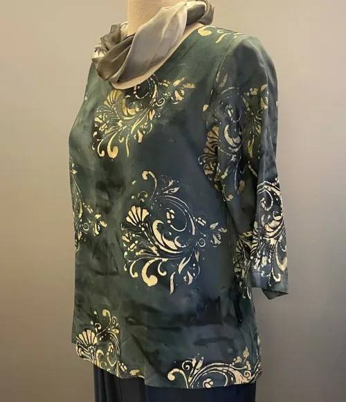 Batik Bluse - Top Purig Krummelurer Sort, bluse, glat, viskose, økologisk, bomuld, halvlange, ærmer, 3/4, kort, slank, lille, fiigursyet, timeglas, små, størrelser, grå, koks, sort, elegant, åndbar, speciel, smart, batik, håndlavet, kunsthåndværk, biti, ribe, diva