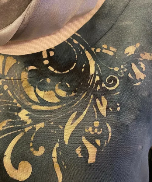 Batik Bluse - Top Purig Krummelurer Sort, bluse, glat, viskose, økologisk, bomuld, halvlange, ærmer, 3/4, kort, slank, lille, fiigursyet, timeglas, små, størrelser, grå, koks, sort, elegant, åndbar, speciel, smart, batik, håndlavet, kunsthåndværk, biti, ribe, diva