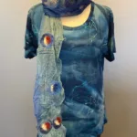 Batik T-shirt Kort Ærme Jersey - Bino Blækblå, jeandsblå, denimblå, marine,blå, t-shirt, kortærmet, figursyet, timeglas, figur, fit, blød, natur, bomuld, merciseret, batik, farvet, røde, hidbær, farvet, tryk, batik, håndtryk, holdbar, kvalitet, åndbar, biti, ribe, diva