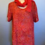 Batikbluse Model 164 - Flower Vinrød, blomster, lilla, varm, rød, bærrød, dæmpet, natur, sporty, bluse, t-shirt, lille, smart, sporty, klassisk, stof, elegant, batik, tryk, farve, marine, blå, let, økologisk, natur, åndbar, silke, bomuld, viskose, rayon, biti, ribe, perlemorsknapper, kunst, fest,