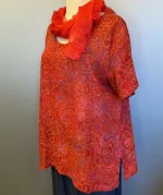 Batikbluse Model 164 - Flower Vinrød, blomster, lilla, varm, rød, bærrød, dæmpet, natur, sporty, bluse, t-shirt, lille, smart, sporty, klassisk, stof, elegant, batik, tryk, farve, marine, blå, let, økologisk, natur, åndbar, silke, bomuld, viskose, rayon, biti, ribe, perlemorsknapper, kunst, fest,