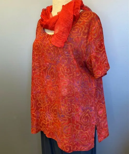 Batikbluse Model 164 - Flower Vinrød, blomster, lilla, varm, rød, bærrød, dæmpet, natur, sporty, bluse, t-shirt, lille, smart, sporty, klassisk, stof, elegant, batik, tryk, farve, marine, blå, let, økologisk, natur, åndbar, silke, bomuld, viskose, rayon, biti, ribe, perlemorsknapper, kunst, fest,