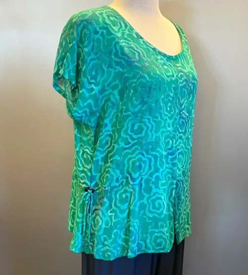 Batikbluse Model 185 - Flower Grøn, grønne, farver, nuancer, frisk, grøn top, grøn bluse, natur materiale, økologisk, bæredygtigt, festbluse, timeglas figur, dametøj, unika, biti, ribe, design, kvalitet, grønne farver, turkis, let, chiffon, åndbar,