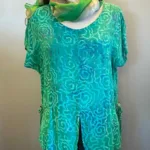 Batikbluse Model 185 - Flower Grøn, grønne, farver, nuancer, frisk, grøn top, grøn bluse, natur materiale, økologisk, bæredygtigt, festbluse, timeglas figur, dametøj, unika, biti, ribe, design, kvalitet, grønne farver, turkis, let, chiffon, åndbar,