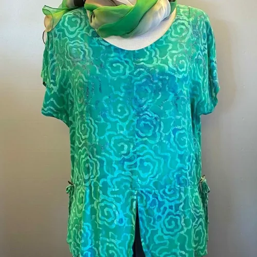Batikbluse Model 185 - Flower Grøn, grønne, farver, nuancer, frisk, grøn top, grøn bluse, natur materiale, økologisk, bæredygtigt, festbluse, timeglas figur, dametøj, unika, biti, ribe, design, kvalitet, grønne farver, turkis, let, chiffon, åndbar,