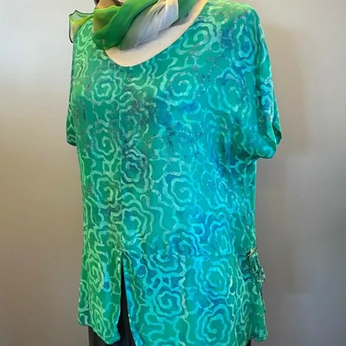Batikbluse Model 185 - Flower Grøn, grønne, farver, nuancer, frisk, grøn top, grøn bluse, natur materiale, økologisk, bæredygtigt, festbluse, timeglas figur, dametøj, unika, biti, ribe, design, kvalitet, grønne farver, turkis, let, chiffon, åndbar,