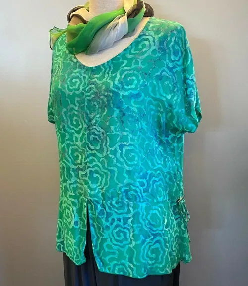 Batikbluse Model 185 - Flower Grøn, grønne, farver, nuancer, frisk, grøn top, grøn bluse, natur materiale, økologisk, bæredygtigt, festbluse, timeglas figur, dametøj, unika, biti, ribe, design, kvalitet, grønne farver, turkis, let, chiffon, åndbar,