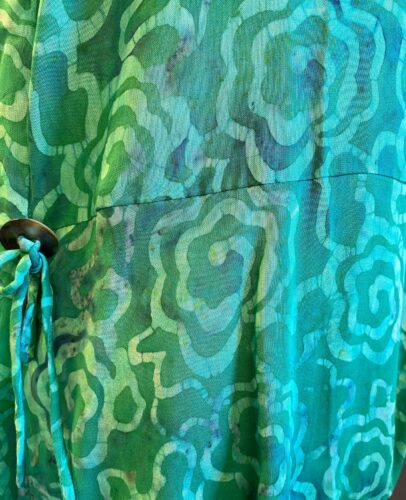 Batikbluse Model 185 - Flower Grøn, grønne, farver, nuancer, frisk, grøn top, grøn bluse, natur materiale, økologisk, bæredygtigt, festbluse, timeglas figur, dametøj, unika, biti, ribe, design, kvalitet, grønne farver, turkis, let, chiffon, åndbar,