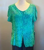 Batikbluse Model 185 - Flower Grøn, grønne, farver, nuancer, frisk, grøn top, grøn bluse, natur materiale, økologisk, bæredygtigt, festbluse, timeglas figur, dametøj, unika, biti, ribe, design, kvalitet, grønne farver, turkis, let, chiffon, åndbar,